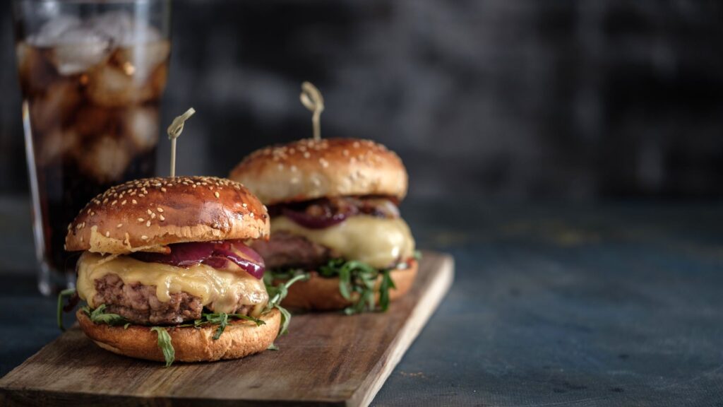 Hamburger con cipolla, rucola e cheddar